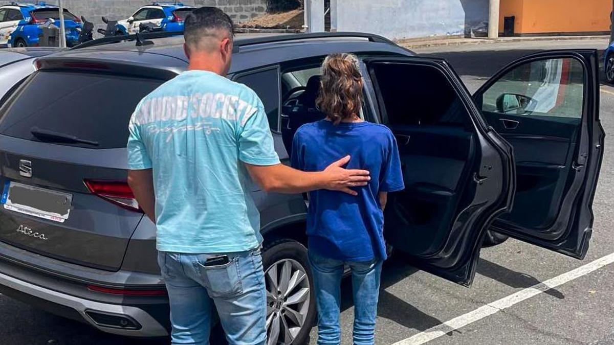 Mujer detenida por la Policía Canaria con cuatro órdenes judiciales.