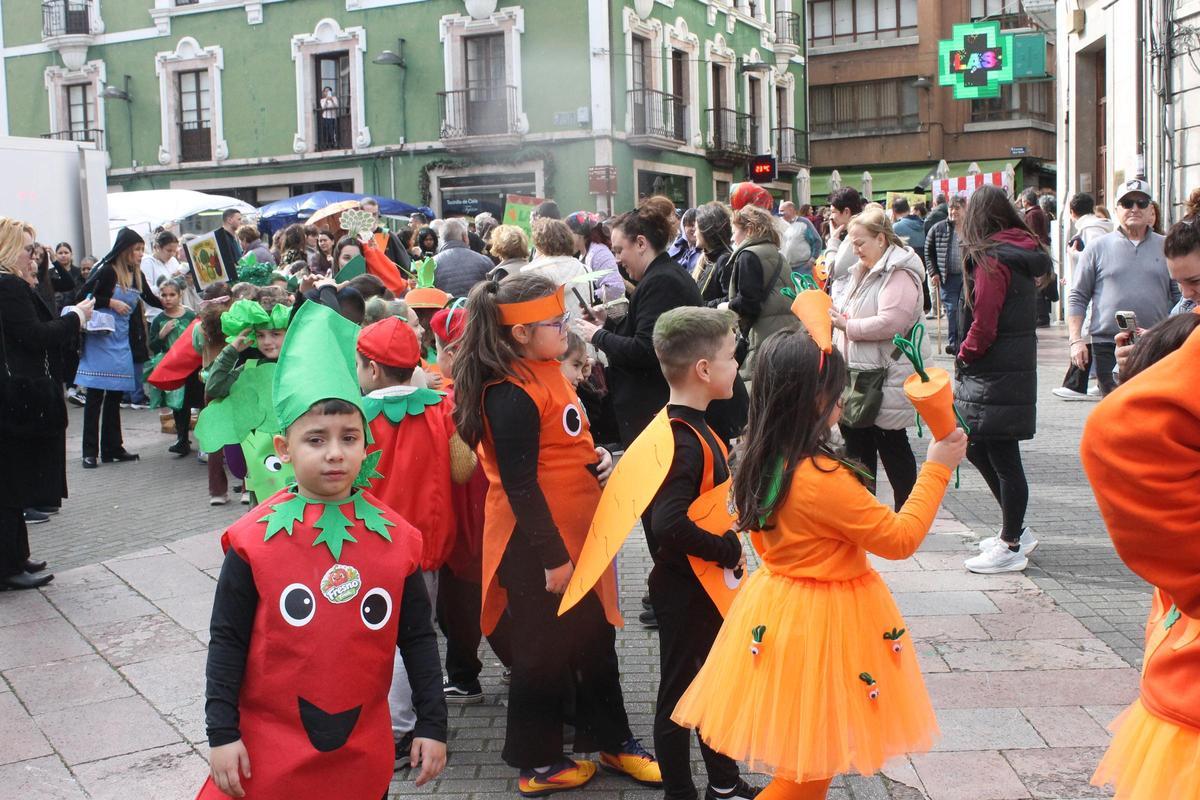Así fue el divertido y pasacalles de Carnaval del colegio Virgen del Fresno en el mercado
