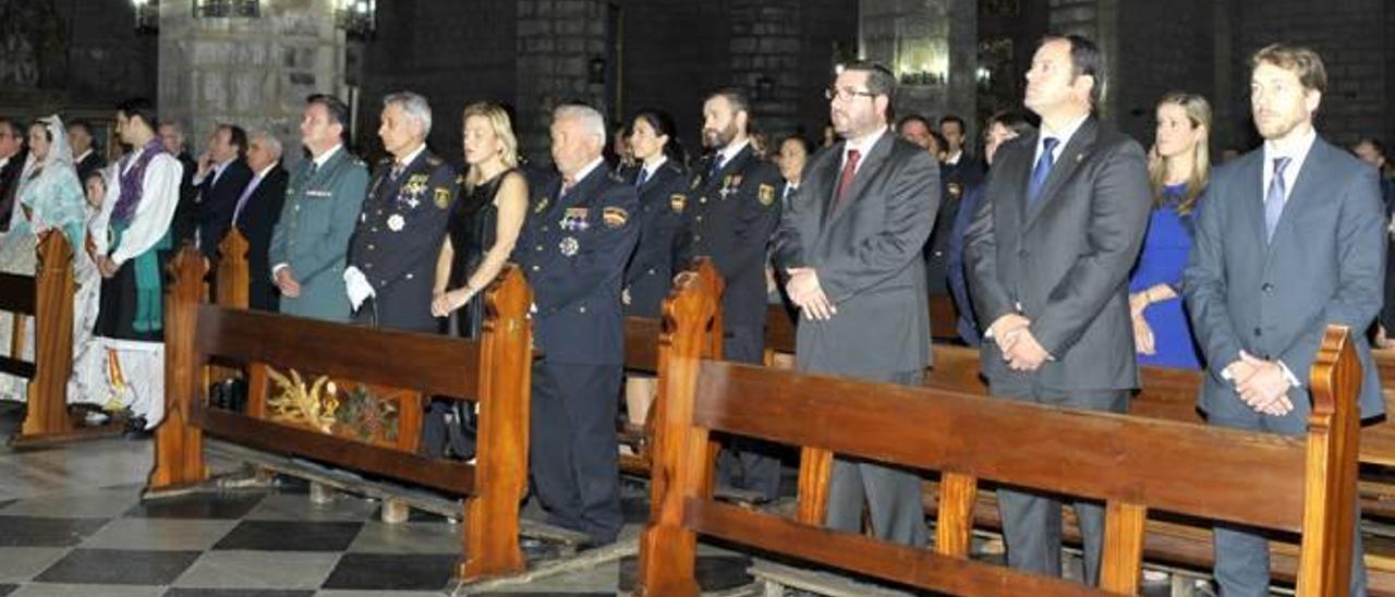 día de la policía nacionalResponsables de Policía Nacional, Guardia Civil y la juez decana. f higuerasEl inspector jefe, en su intervención. f  Herrraiz Momento de la misa. f Higueras Agentes condecorados. f HerrraizLa presidenta de Asecam y la mayoría de empresarios cumplieron el protocolo. f i. a.