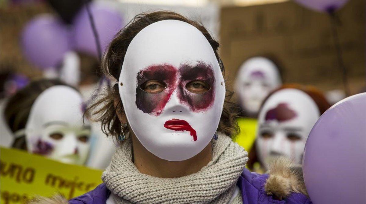 Imagen de archivo de una manifestación en Valencia por la erradicación de la violencia contra las mujeres.