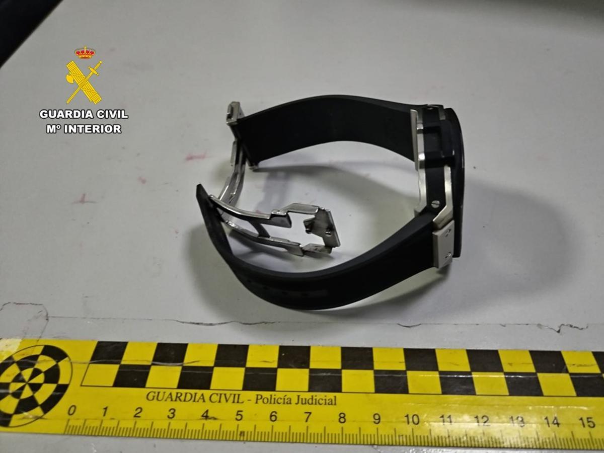 Reloj que llevaba el detenido