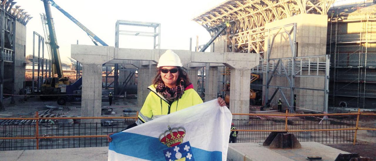 María Moreiras, con una bandera de Galicia, en la planta termosolar de Ouarzazate.
