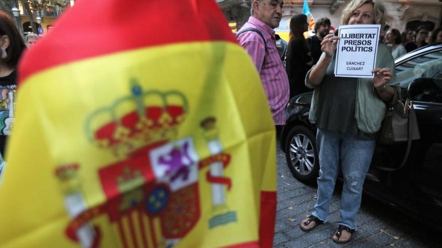 Más de mil personas piden en Palma la liberación de Sánchez y Cuixart