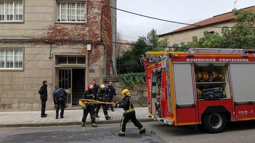 Sucesos en Pontevedra | Evacuada una pareja por un incendio en su casa en Marín