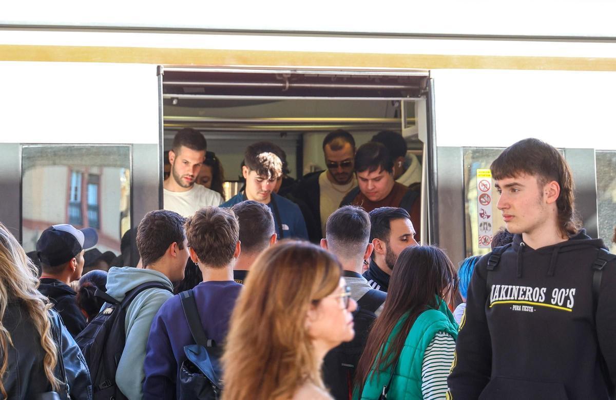 Aglomeraciones trenes de cercanías masificados en la estación del Norte de Valencia.