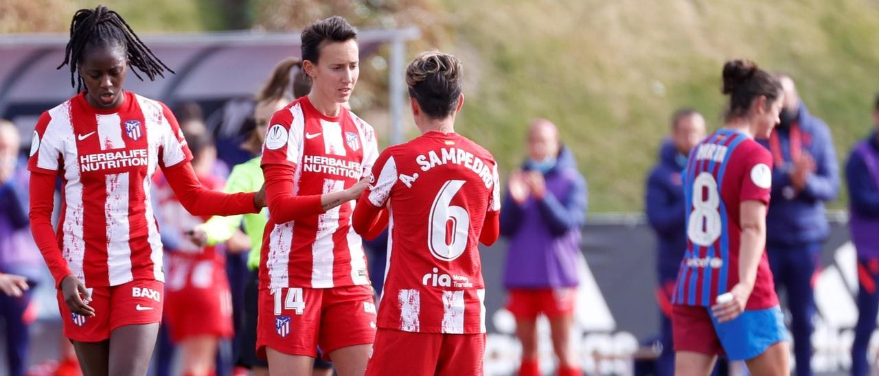 Amanda Sampedro pone el brazalete de capitana a Virginia Torrecilla en el partido de ayer disputado en Las Rozas.