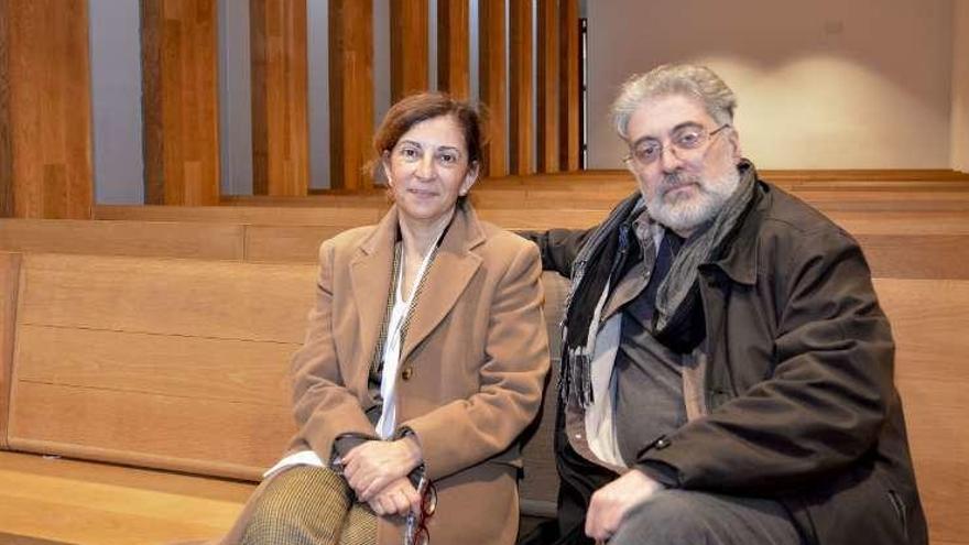 La directora de la Fundación, Silvia Longueira, y Lino Braxe.