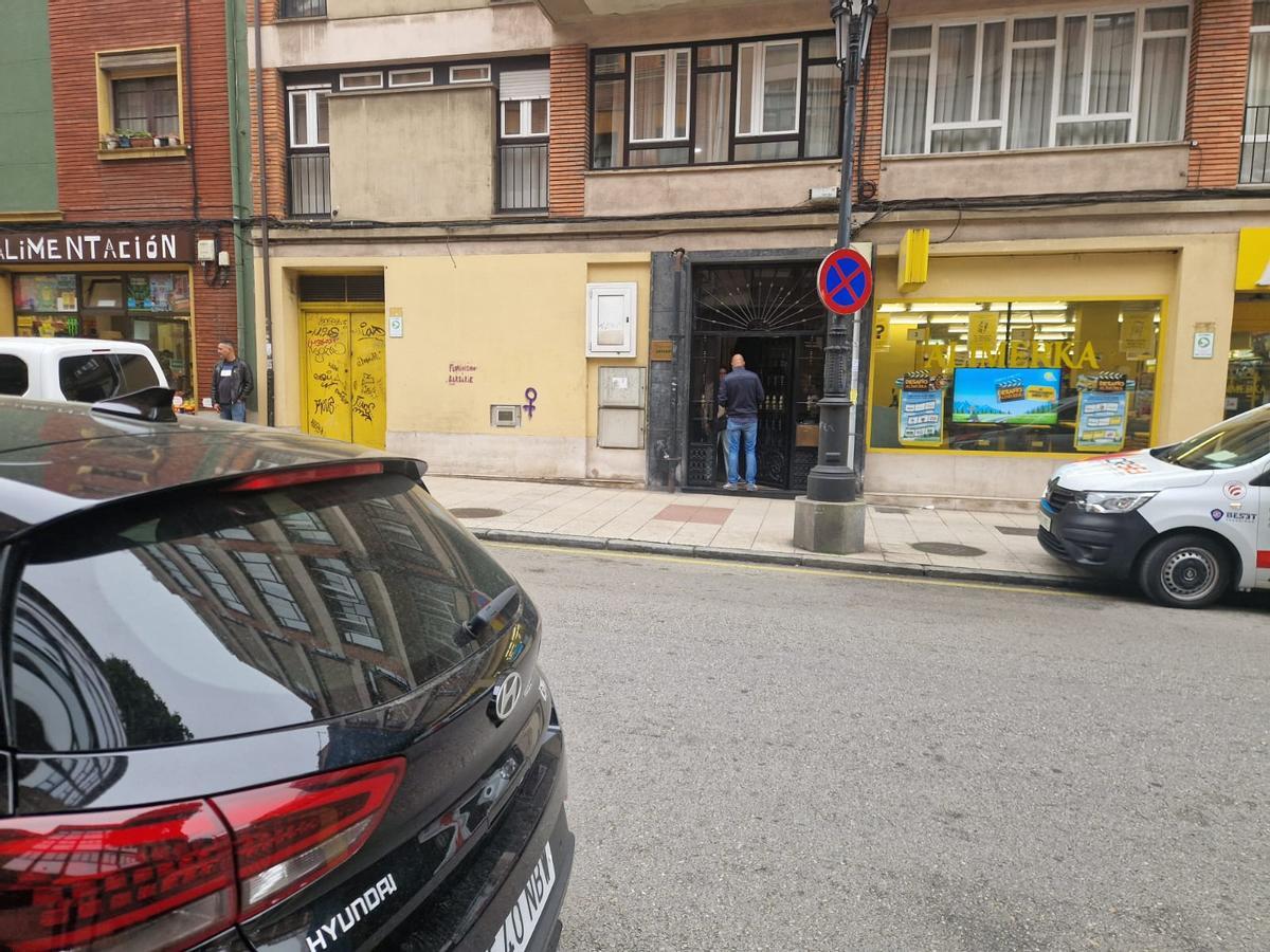 Agentes de policía sin uniformar en el portal del despacho de abogados, en la avenida de Colón, donde se produjo el apuñalamiento de Fausto Suárez.