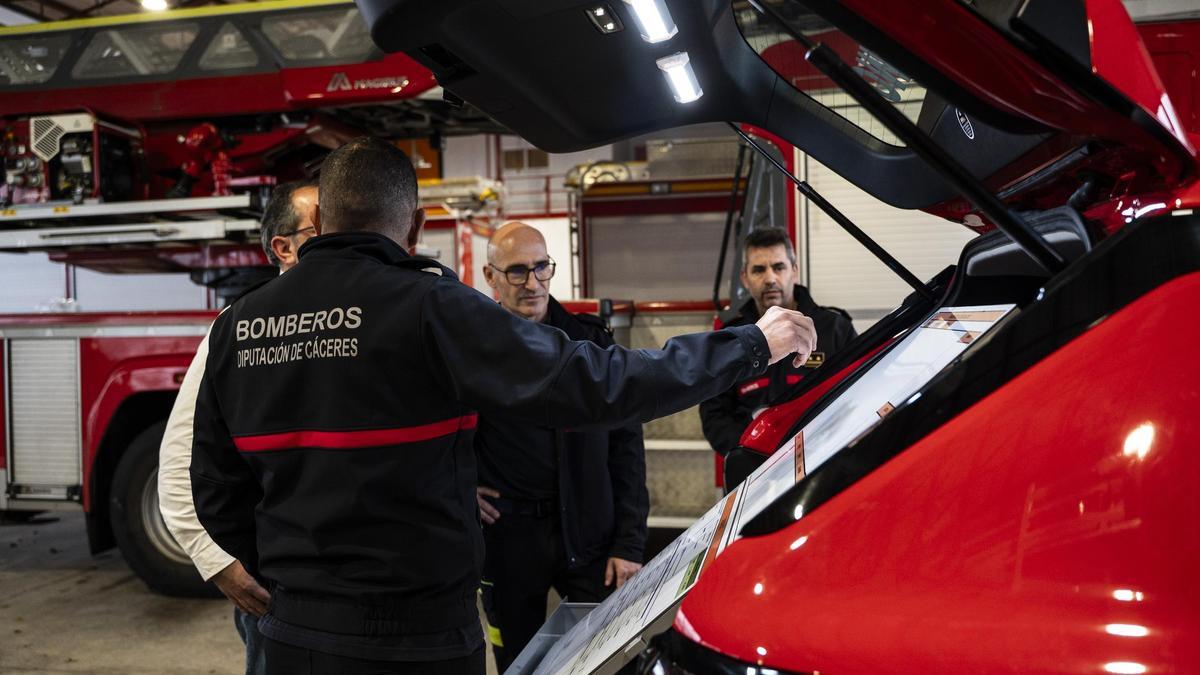 El diputado del Sepei, Alberto Ortega Villarroel, junto a efectivos del cuerpo, recepcionan este miércoles los tres nuevos vehículos en el parque de bomberos de Cáceres.