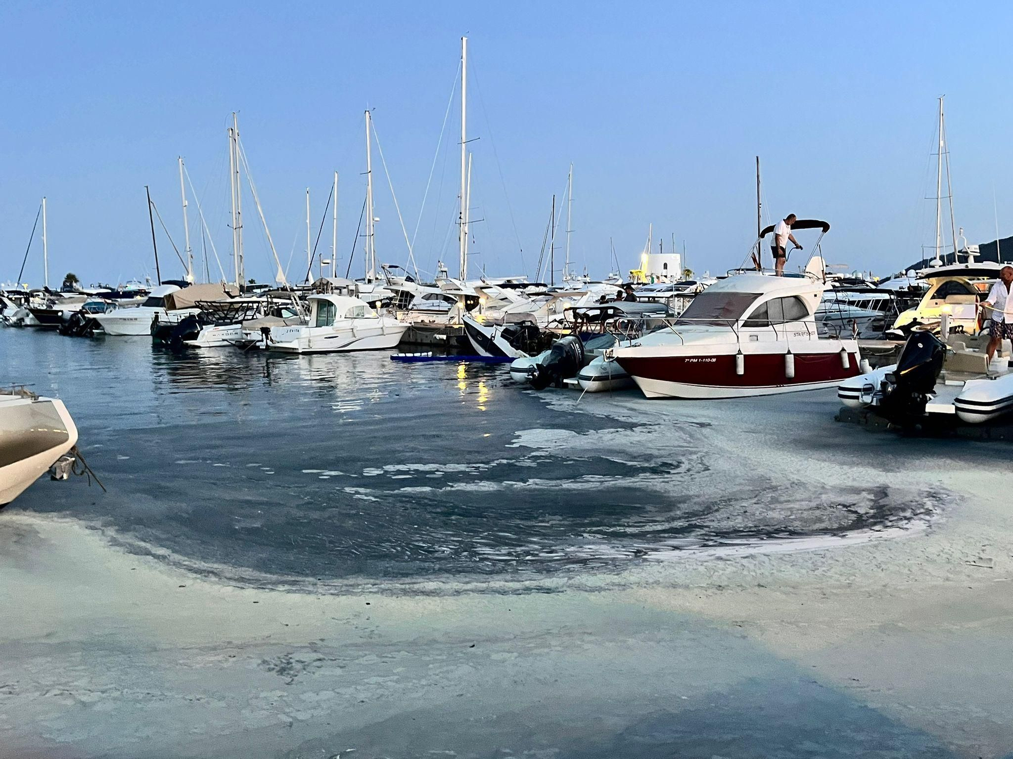 Arde una embarcación en el puerto de Santa Eulària