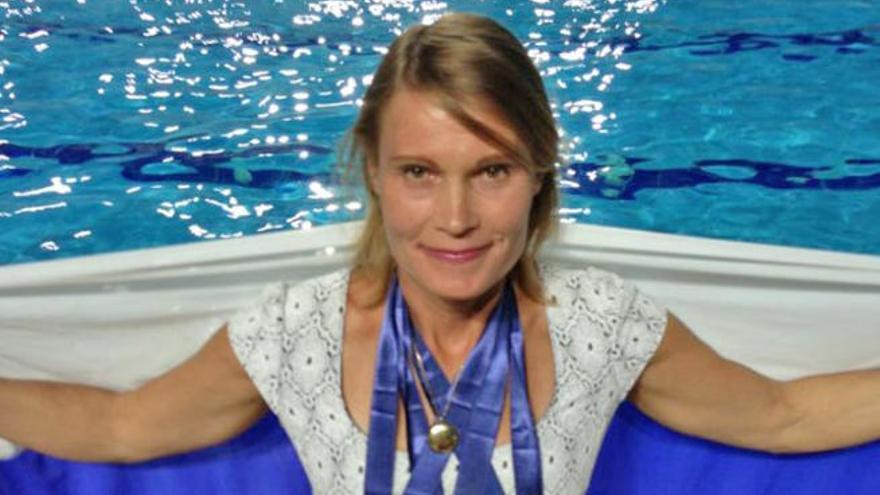 Primer plano de la campeona mundial de buceo a pulmón libre Natalia Molchánova.