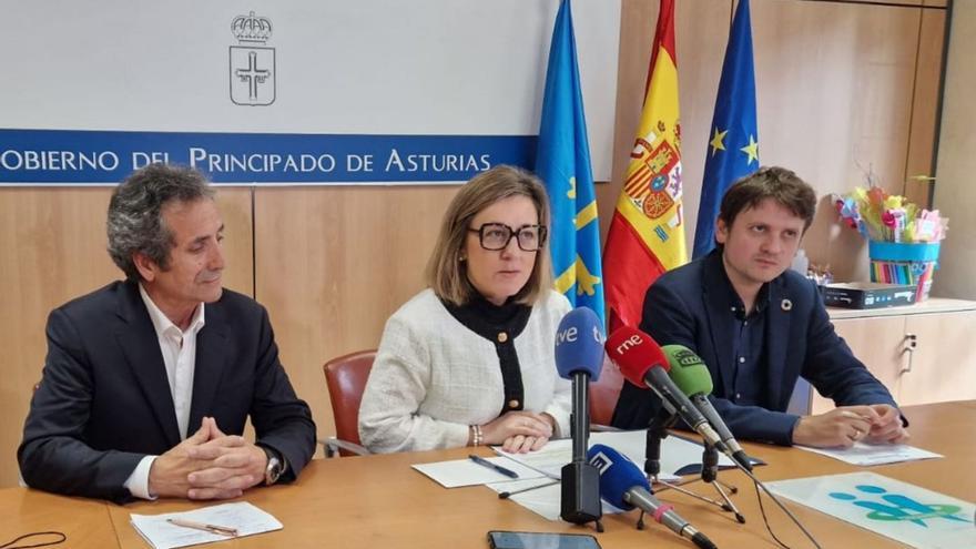 Por la izquierda, Andrés González, Lydia Espina y David Artime, ayer, en la Consejería de Educación. |
