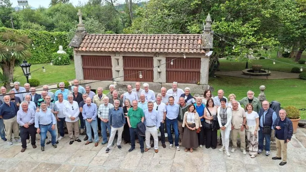 Los ejecutivos jubilados del Banco Gallego celebran su encuentro anual en el Pazo de Vilaboa