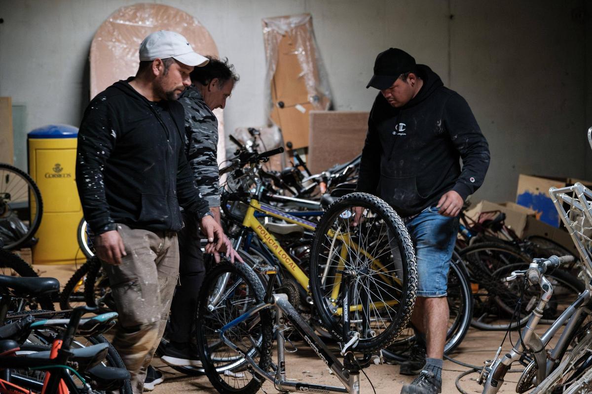 Todas las imágenes del proyecto de Alba Pau y sus bicicletas que llegarán a África.