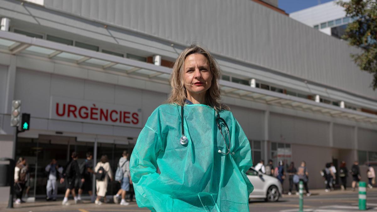 La doctora Úrsula Maraguat, enfrente de las urgencias del  Hospital Clínico de València.