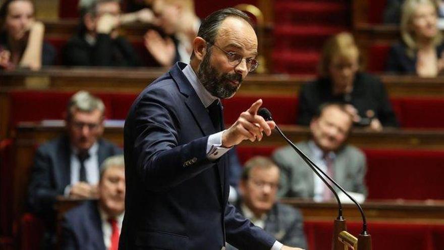 El Gobierno francés se somete sin peligro a dos mociones de censura al aprobar la reforma de las pensiones por decreto