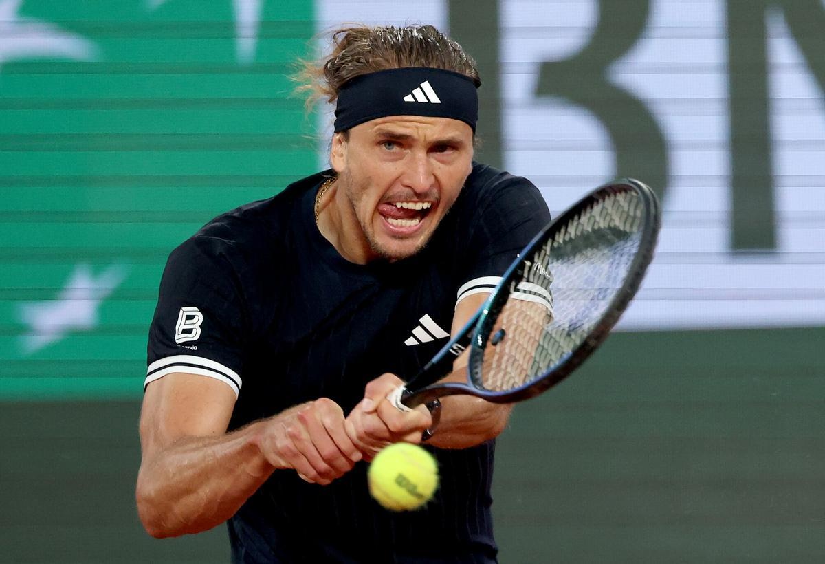 Paris (France), 02/06/2026.- Alexander Zverev of Germany hits a backhand during his Men's quarterfinal match against Rafael Jodar of Spain at the French Open Grand Slam tennis tournament at Roland Garros in Paris, France, 02 June 2026. (Tenis, Abierto, Francia, Alemania, España) EFE/EPA/MOHAMMED BADRA