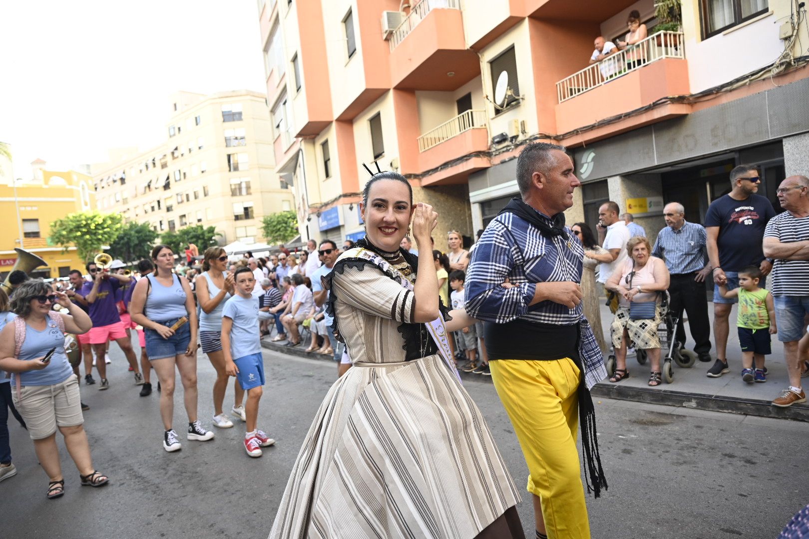 Las mejores imágenes del desfile y la entrada del toro por Sant Pere en el Grau