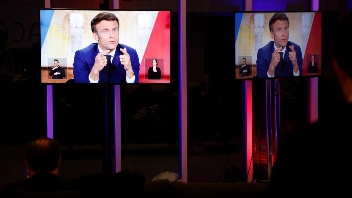 Live debate between French presidential candidates Marine Le Pen and Emmanuel Macron