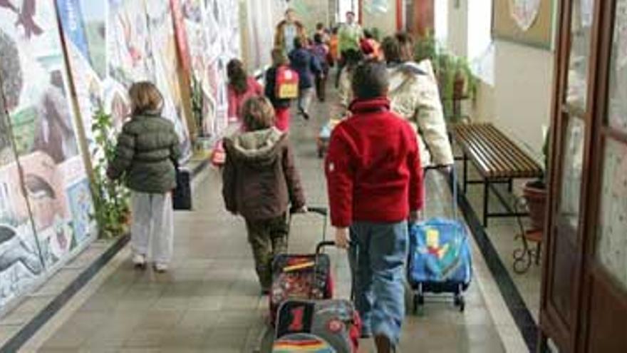 Desalojo del colegio Prácticas de Cáceres por posibles problemas en la estructura del edificio