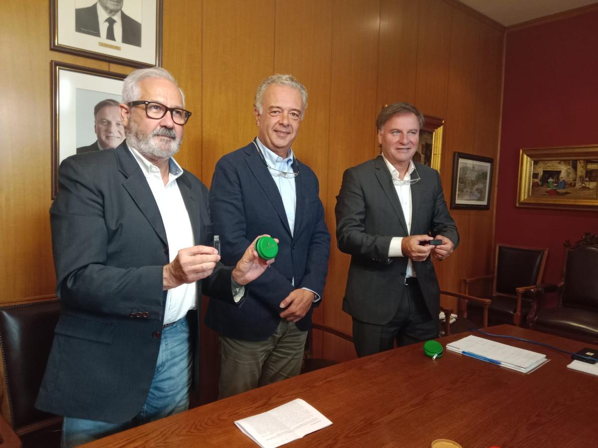 De izquierda a derecha, el edil de Cultura, el secretario de la Fundación y el presidente de la Textil Alcoyana, con los pendrive con los fondos digitalizados