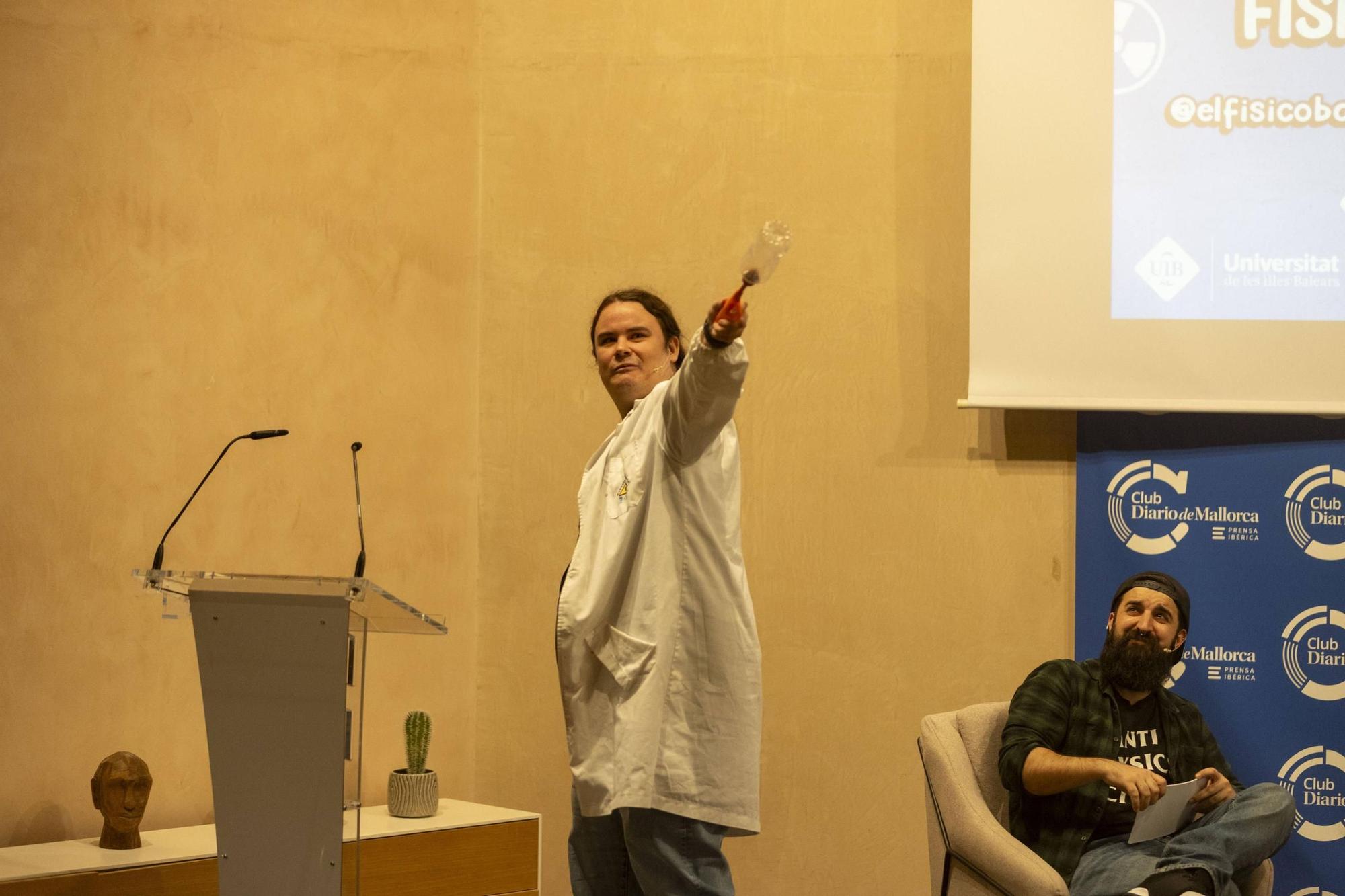 FOTOS | El Físico Barbudo entrevistó al divulgador tras el canal Ponte Bata en un encuentro en Diario de Mallorca