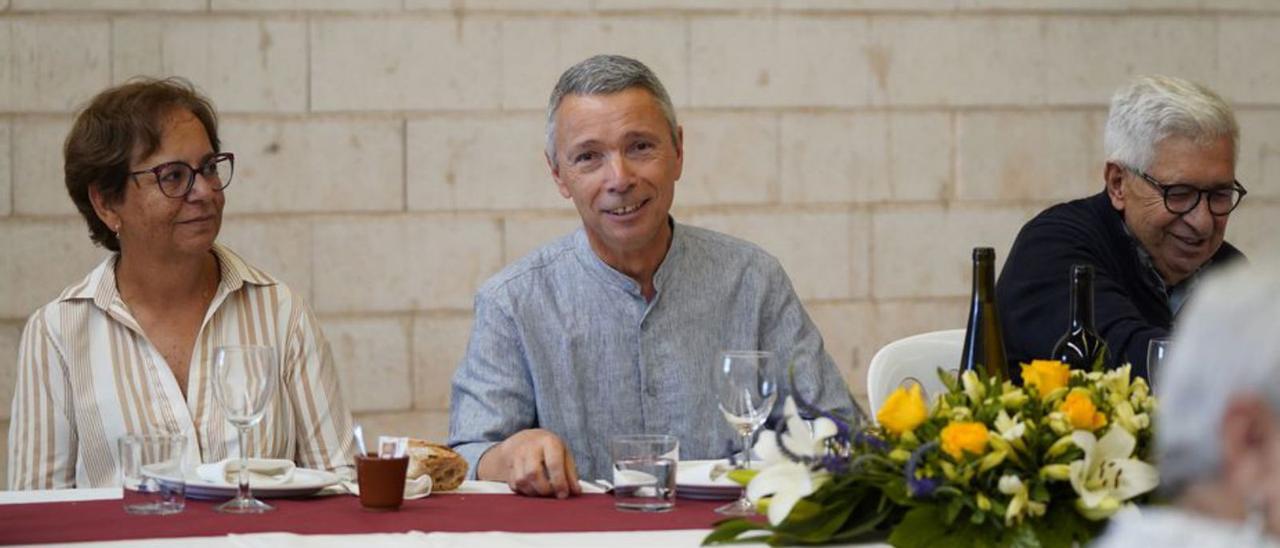 Los comensales con Manuel Fernández en la presidencia de la comida.   | // BERNABÉ/ ANTÓN FONDEVILA