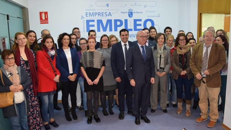 El consejero de Empleo y el director del SEF posan con las entidades que contratarán a los &#039;ninis&#039;.