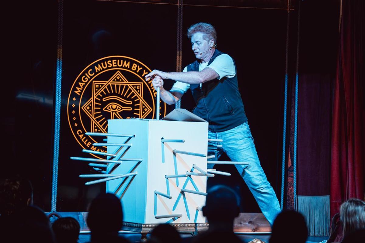 Yunke, en su museo y local de espectáculos en Peñíscola.