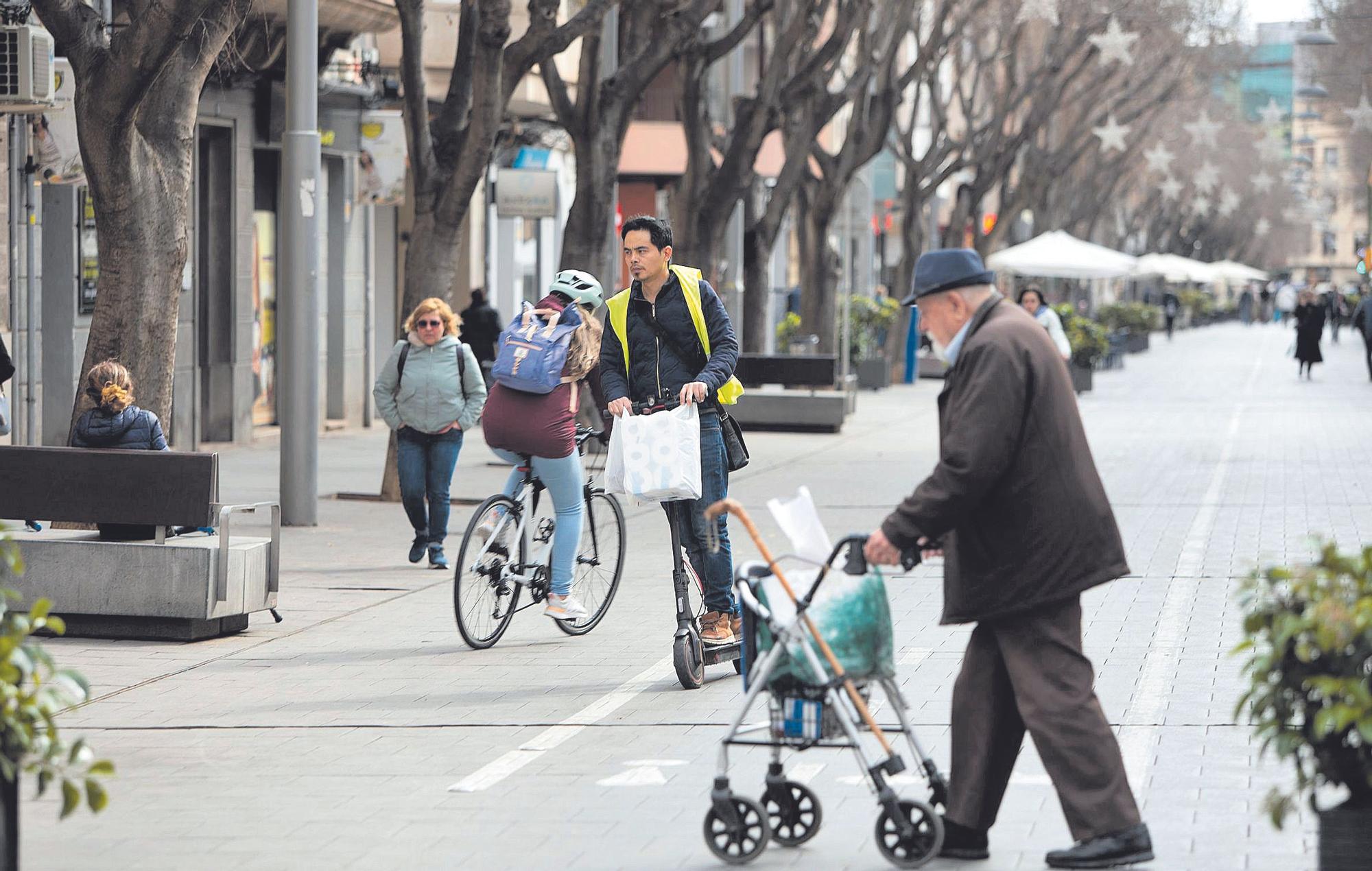 Un anciano cruza el carril bici de la calle Blanquerna.