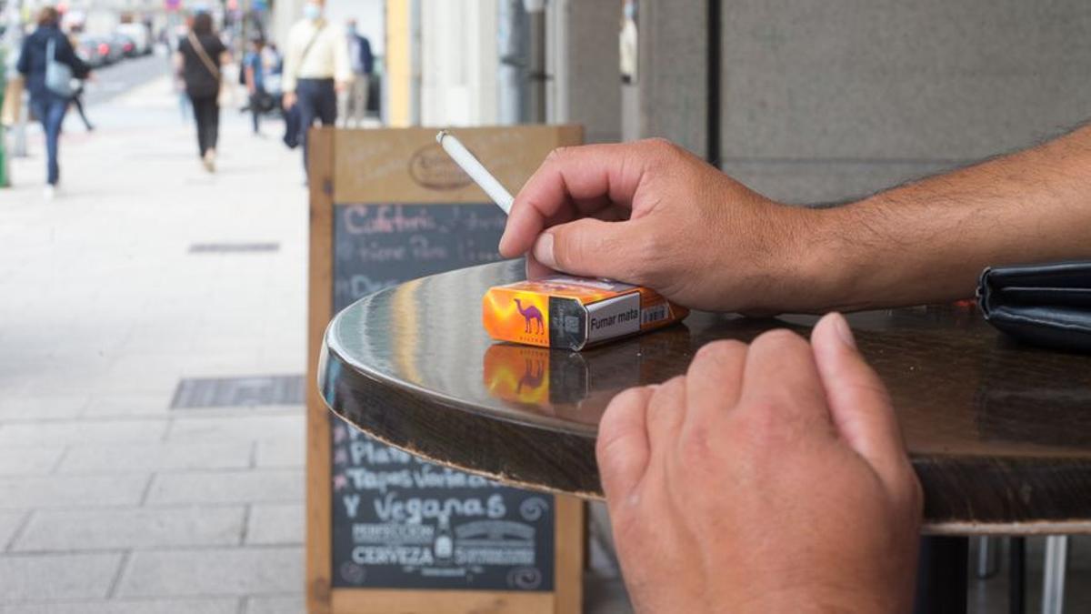 El plan de Sanidad para reducir el consumo de tabaco: prohibido fumar en terrazas y en coches