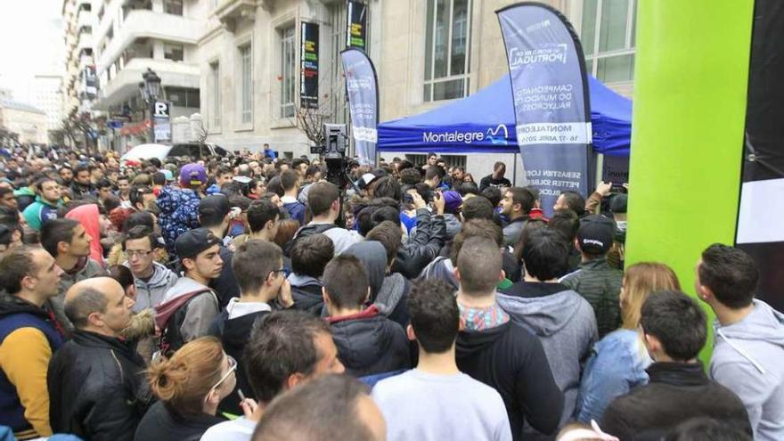 Una multitud de aficionados se congregó en el acto de firma de autógrafos. // J.R.