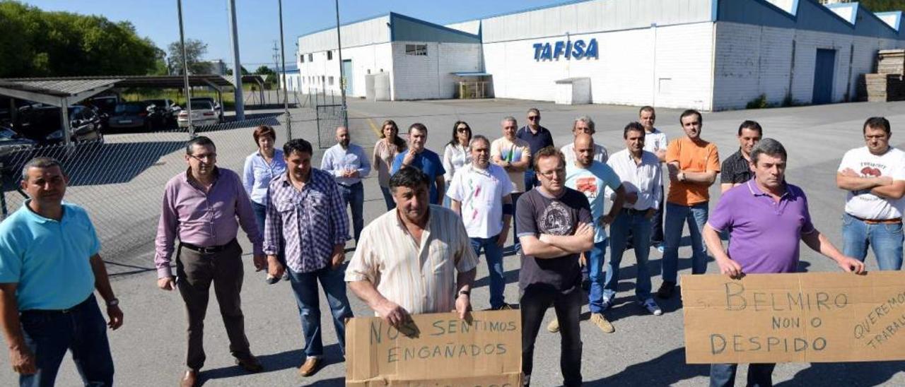 Trabajadores de Tafisa ante las instalaciones de su fábrica de A Reigosa, la última empresa que cerró sus puertas en la comarca.