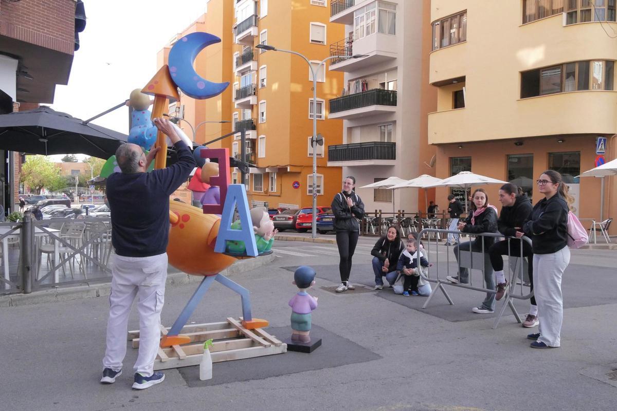 Las nueve comisiones de la Vall d'Uixó sacan sus monumentos a la calle con la 'plantà' Las nueve comisiones de la Vall d'Uixó sacan sus monumentos a la calle con la 'plantà'