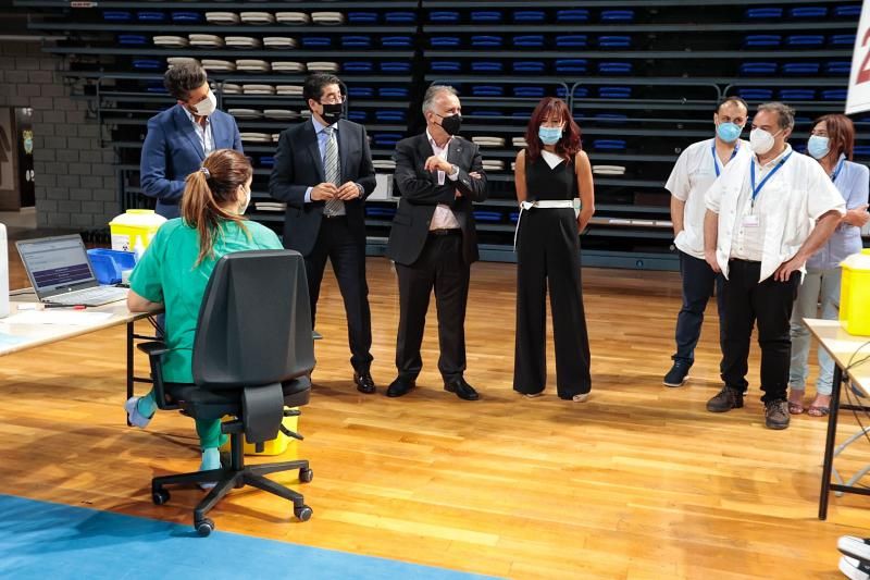 Visita del presidente de Canarias al nuevo centro de vacunación masiva en el Santiago Martín