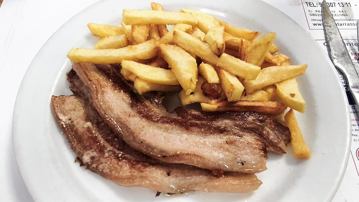 Panceta a la plancha con patatas fritas del bar restaurante Fandi.