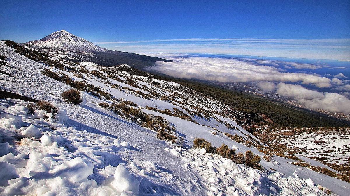 Estampa del Parque Nacional del Teide tras la primera nevada del año a mitad de enero.