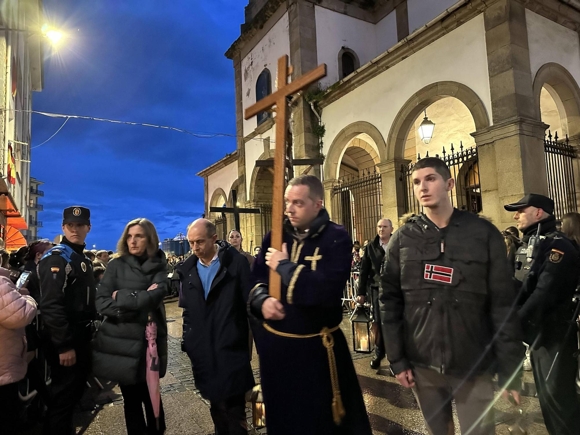 EN IMÁGENES | La envolvente procesión del Nazareno en Luarca