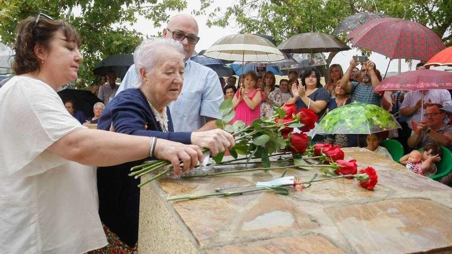 Varios familiares aplaudidos por el público durante la ofrenda floral.