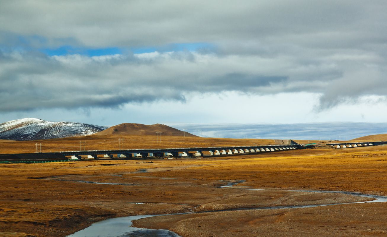 Ferrocarril Qinghai-Tíbet en Hoh Xil, China