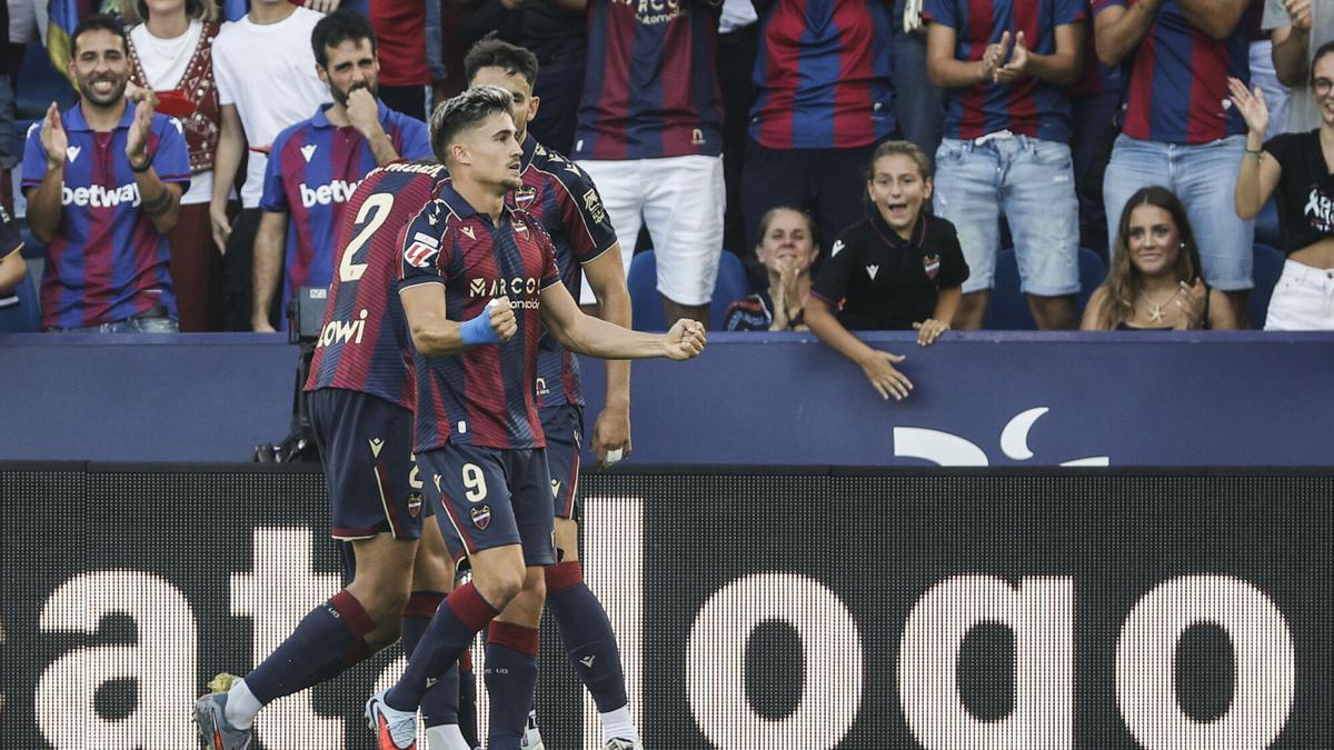 VALÈNCIA, 14/09/2025.-Los jugadores del Levante celebran el gol del delantero Iván Romero (c,9) contra el Betis, durante el partido de la jornada 4 de LaLiga EA Sports entre el Levante y el Betis, este domingo en el estadio gol Ciutat de València.- EFE/ Manuel Bruque