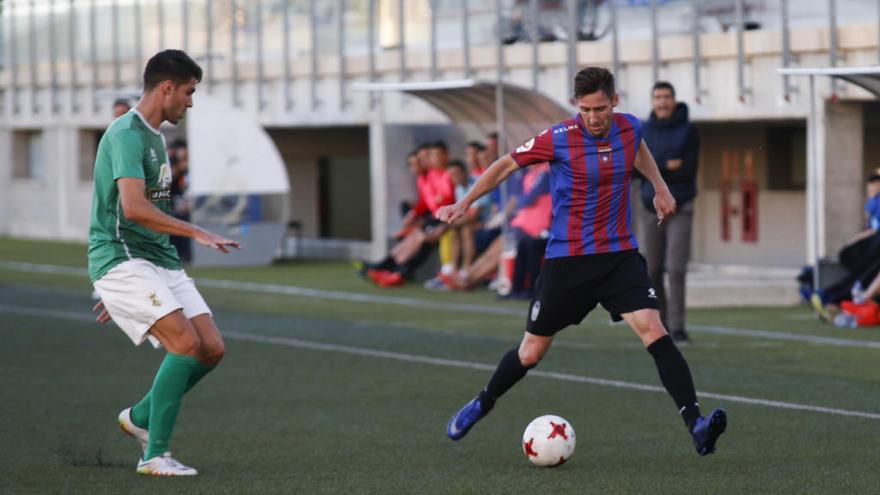 El azulgrana Jaime Jornet controla un balón.