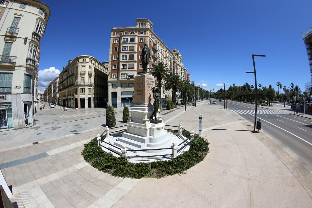 Tras varios días marcados por la lluvia, el sol vuelve a brillar en Málaga este viernes que, aún siendo Viernes de Dolores, sigue siendo un viernes en cuarentena. Pocas o ninguna persona por las siempre concurridas calle Larios, plaza de la Constitución o la renovada Alameda Principal. Tampoco nadie en la plaza de la Marina, cuando son ya prácticamente tres las semanas que llevamos de confinamiento obligatorio tras decretarse el estado de alarma por la pandemia de coronavirus.