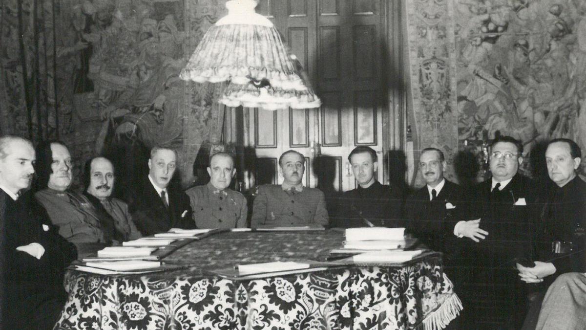 Martínez Anido, el segundo por la derecha, en el primer Gobierno de Franco