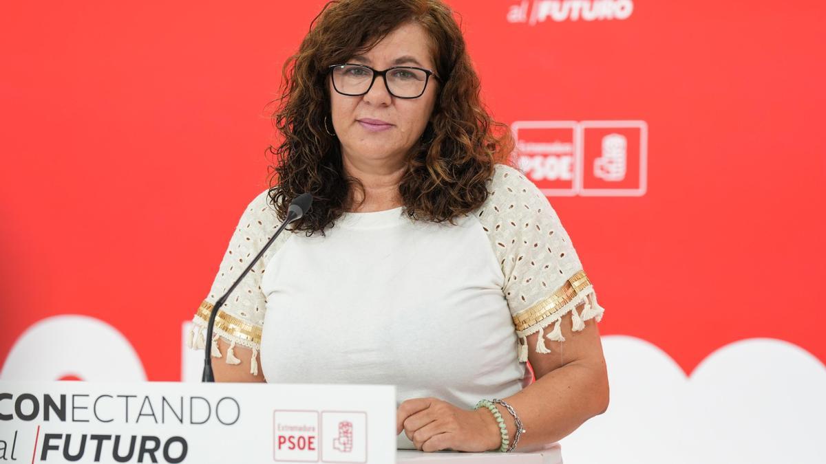 La vicesecretaria general del PSOE de Extremadura, Eva María Pérez, en rueda de prensa en Mérida