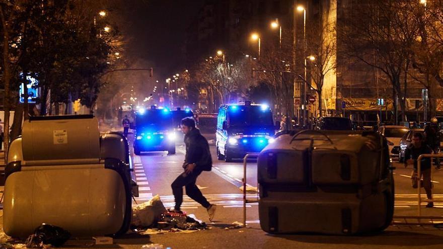 Tercera noche de protestas por Hasél con 16 detenidos en Barcelona y Valencia