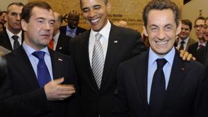 De izquierda a derecha, el presidente ruso, Dimitri Medvédev, el estadounidense, Barack Obama, y el francés, Nicolás Sarkozy, durante la cumbre de la OTAN de Lisboa de 2010