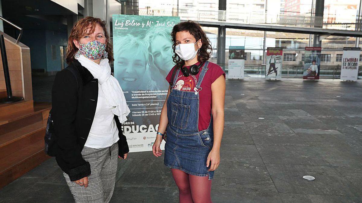 Dos profesoras, ayer, tras asistir al Foro de Educación.