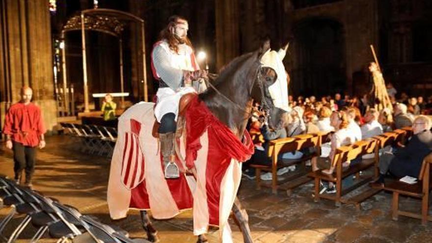 Un cavall entra a la Catedral de Girona