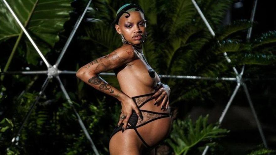 Rihanna sube a dos modelos embarazadas a la pasarela